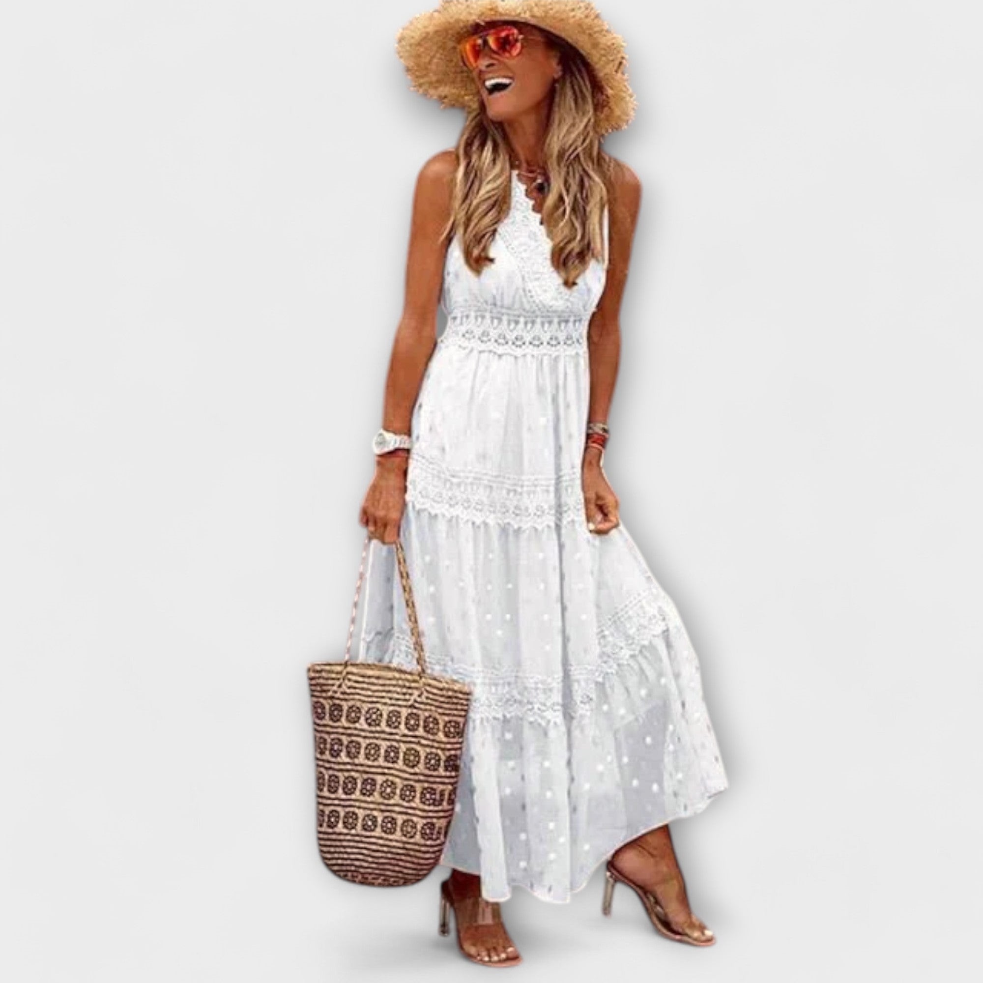 Maxikleid von Lola in Weiß mit Boho-Spitze am V-Ausschnitt und Volants