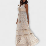 Beige Spitzenkleid mit V-Ausschnitt, tailliertem Schnitt und breitem Volantrock