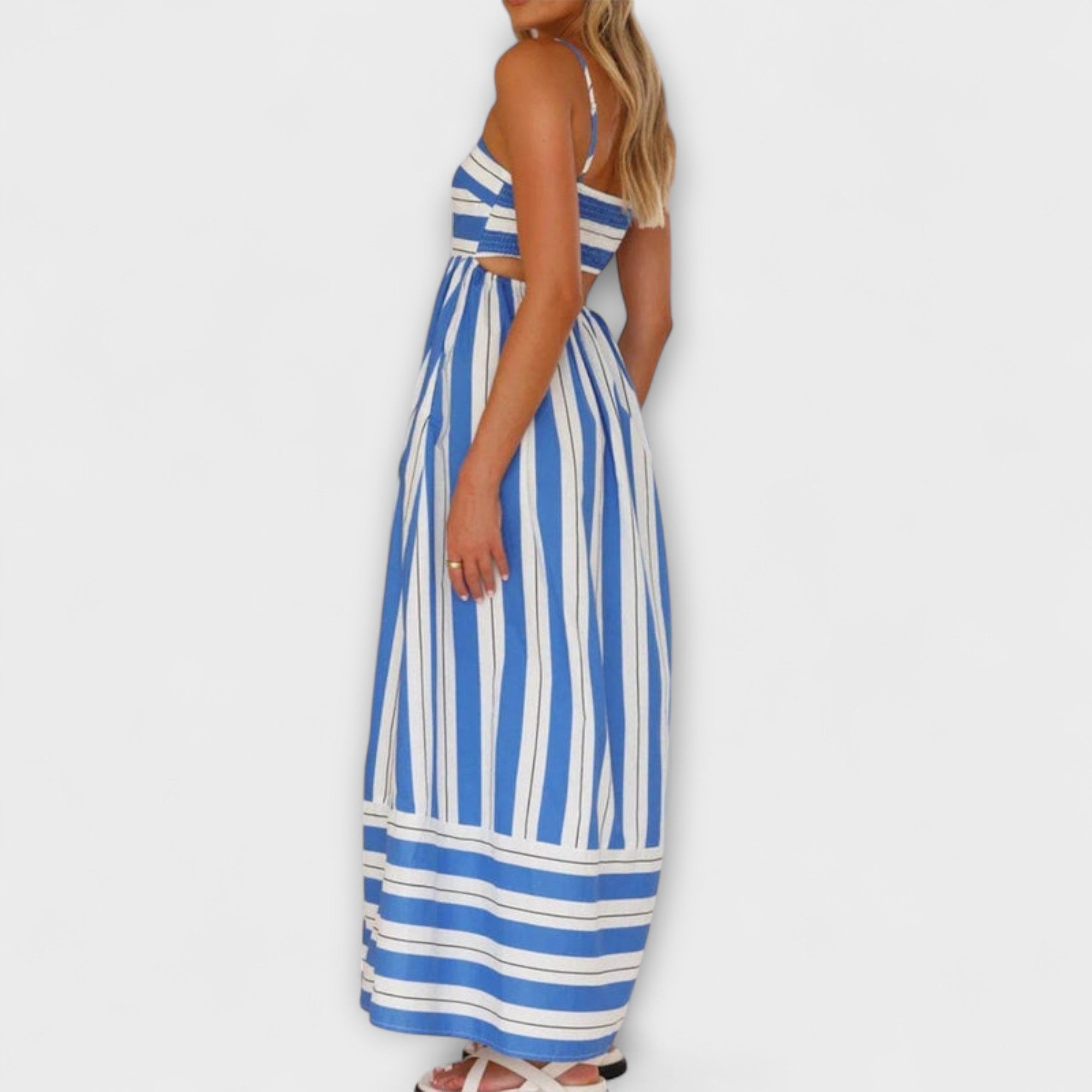 Maxi-Kleid in Blau mit dünnen Trägern, vertikalen Streifen und geraffter Taille