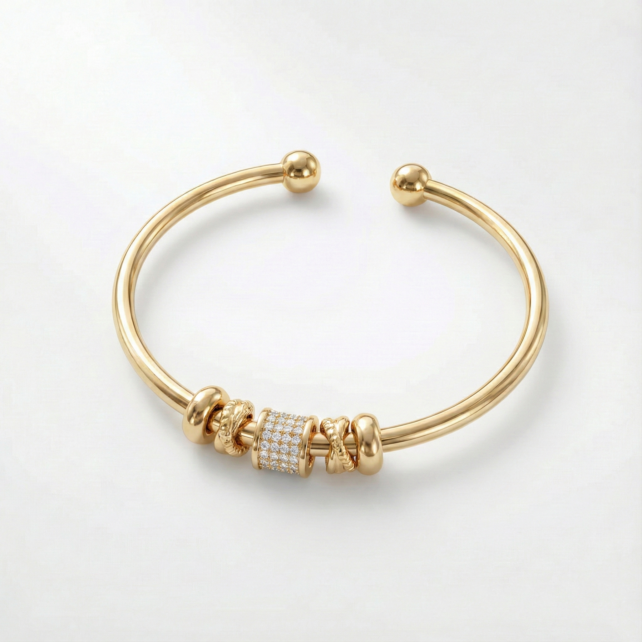 Goldfarbenes verstellbares Armkettchen mit Charms und Zierperlen