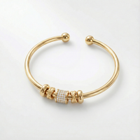 Nina – Verstellbares Goldarmband mit Charms