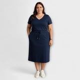 Danielle V-Ausschnitt-Top mit Rock, dunkelblaues Kleid mit Bindegürtel und Knopfleiste vorn