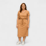 Danielle V-Ausschnitt-Top mit Rock, khakifarbenes Kleid mit Bindegürtel und kurzen Ärmeln