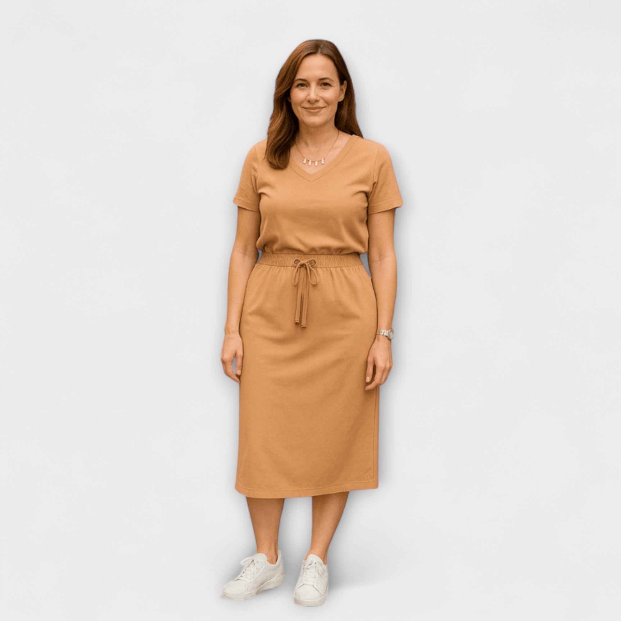 Danielle V-Ausschnitt-Top mit Rock, khakifarbenes Kleid mit Bindegürtel und kurzen Ärmeln
