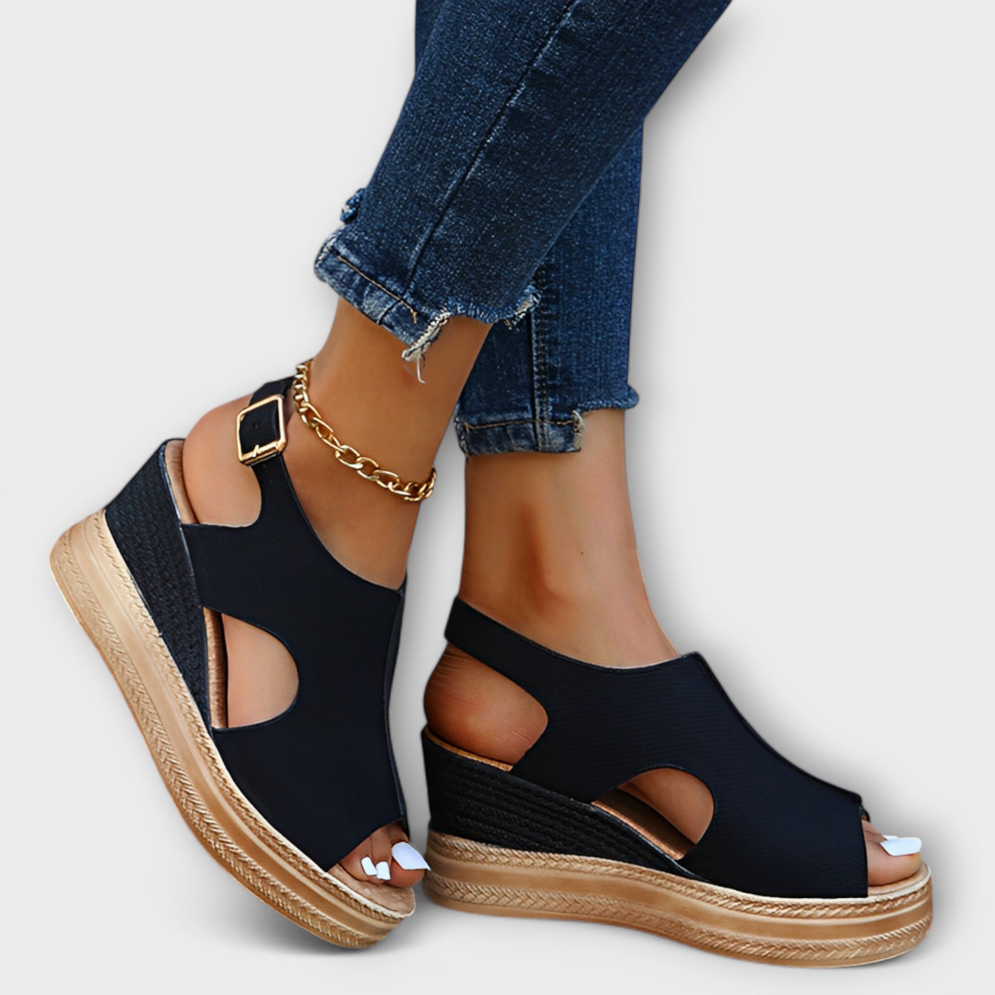 Orthopädische Sandalen in schwarzem Material mit Keilsohle und goldfarbenen Details