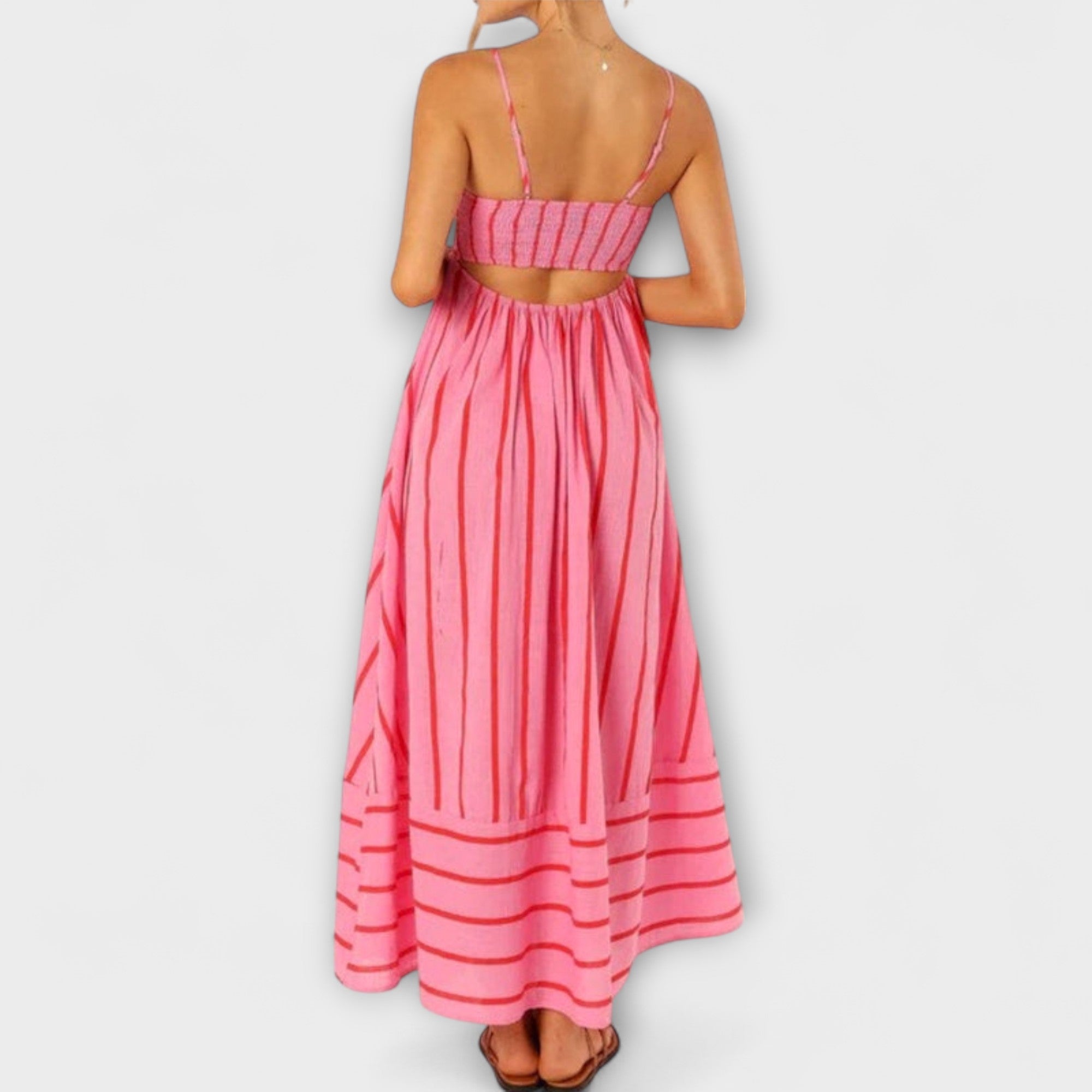 Maxi-Kleid in Pink mit Trägern, gestreiften Bahnen und gerafftem Oberteil
