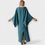 Kimono-Kleid aus Leinen-Baumwolle in Blau, Rückansicht mit weiten Ärmeln und langem Schlitz
