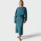 Kimono-Kleid aus Leinen-Baumwolle in Blau mit schmalem Rock und seitlichen Schlaufen