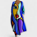 Langes Kleid mit V-Ausschnitt, 3/4-Ärmeln und abstraktem Porträtmotiv in Blau und Lila.
