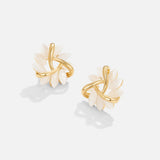 Léa – Goldene Ohrringe mit floralen Akzenten.