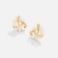 Léa – Goldene Ohrringe mit floralen Akzenten.