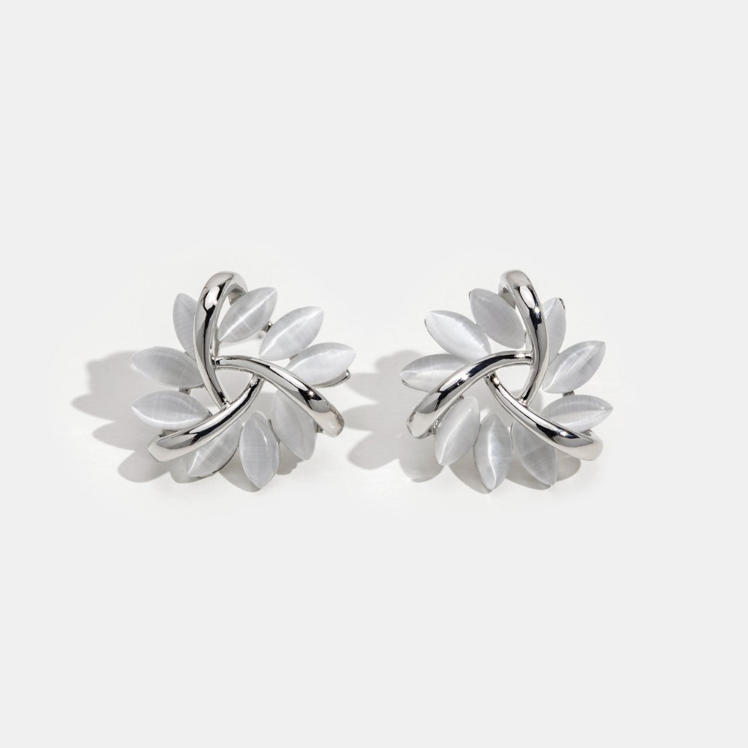 Silberne, blumenförmige Ohrringe mit ringförmigen Anhängern und Blütenblättern