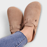 Orthopädische Komfortsandalen in Beige im Detail mit Riemen und Schnalle