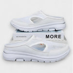 Weiße Sportsandalen mit gelochter Mesh-Optik und offener Front, mit Profilsohle