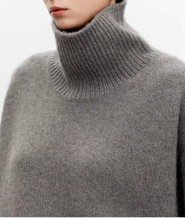 Grau melierter Rollkragenpullover mit geripptem Stehkragen und dichter Strickmasche