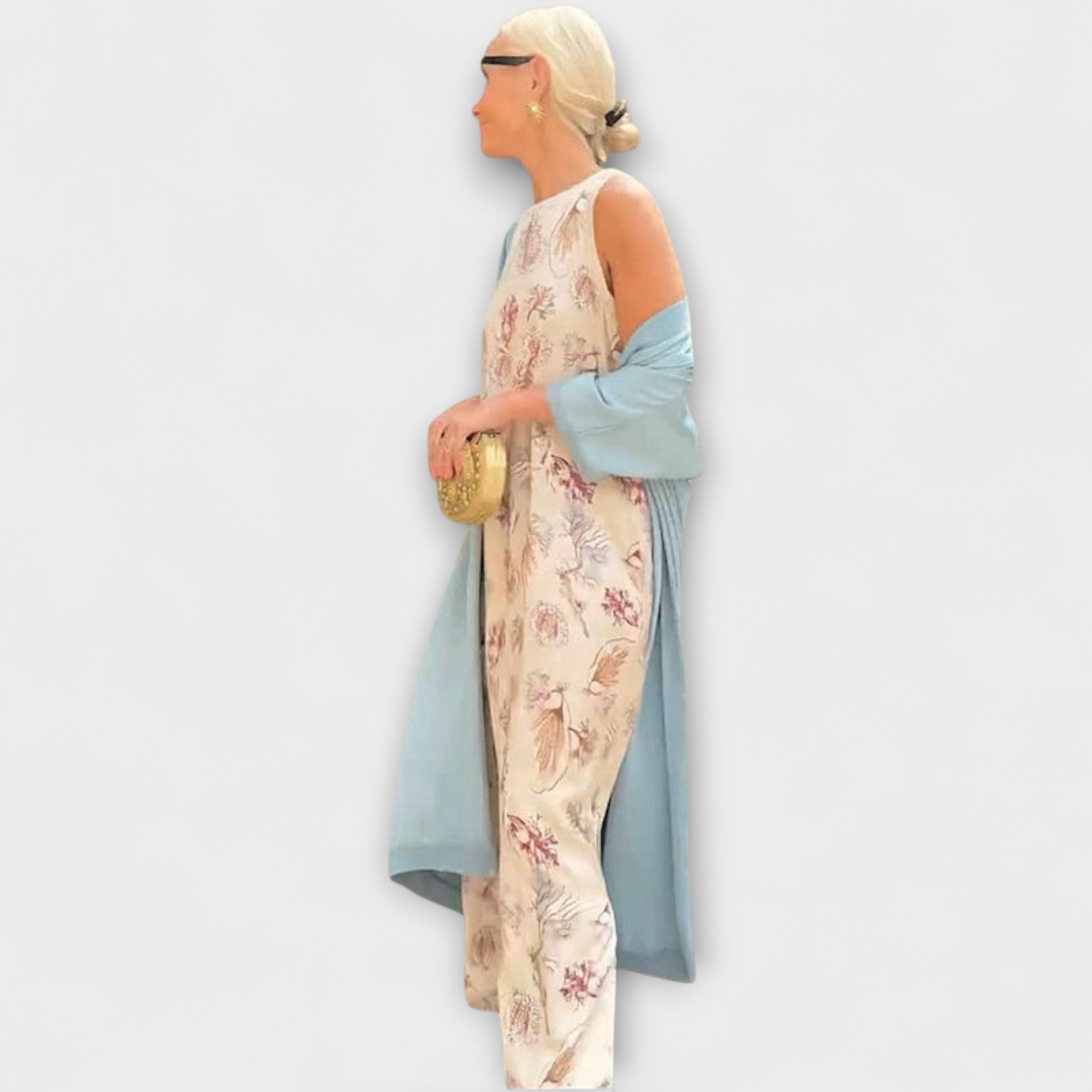 Maxikleid mit beigem floralen Muster und pastellblauem Cardigan, ärmellos