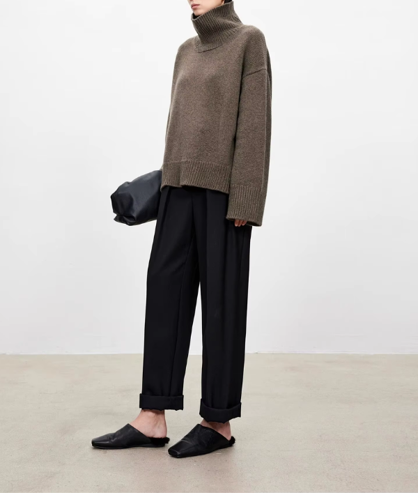 Brauner Rollkragen-Pullover aus Strick mit gerippten Abschlüssen