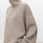 Beiger Rollkragenpullover im Feinstrick mit geripptem Kragen und Ärmelbund