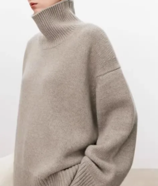 Beiger Rollkragenpullover im Feinstrick mit geripptem Kragen und Ärmelbund
