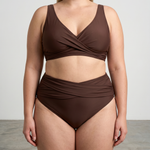 Braunes Sculpting-Bikini-Set mit gekreuztem Triangeloberteil und gerafftem High-Waist-Slip