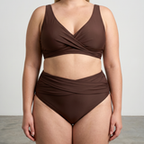 Braunes Sculpting-Bikini-Set mit gekreuztem Triangeloberteil und gerafftem High-Waist-Slip
