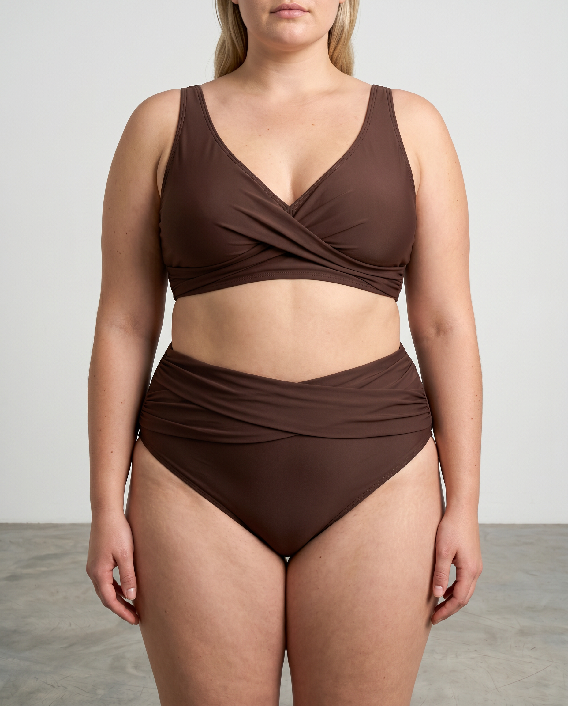 Braunes Sculpting-Bikini-Set mit gekreuztem Triangeloberteil und gerafftem High-Waist-Slip