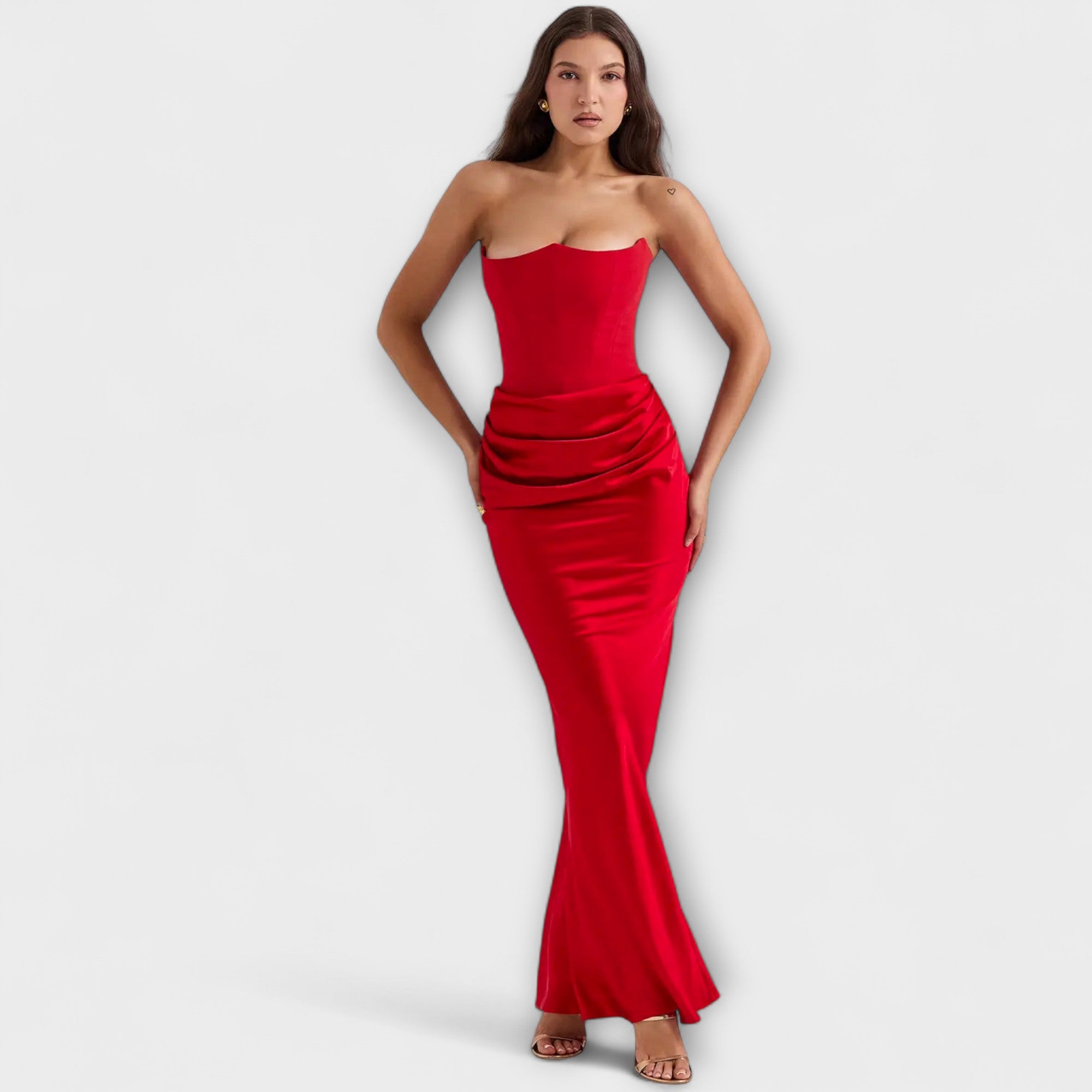 Schulterfreies Satin-Maxikleid in Rot, drapierter Faltenwurf an der Taille, enger Schnitt, bodenlang