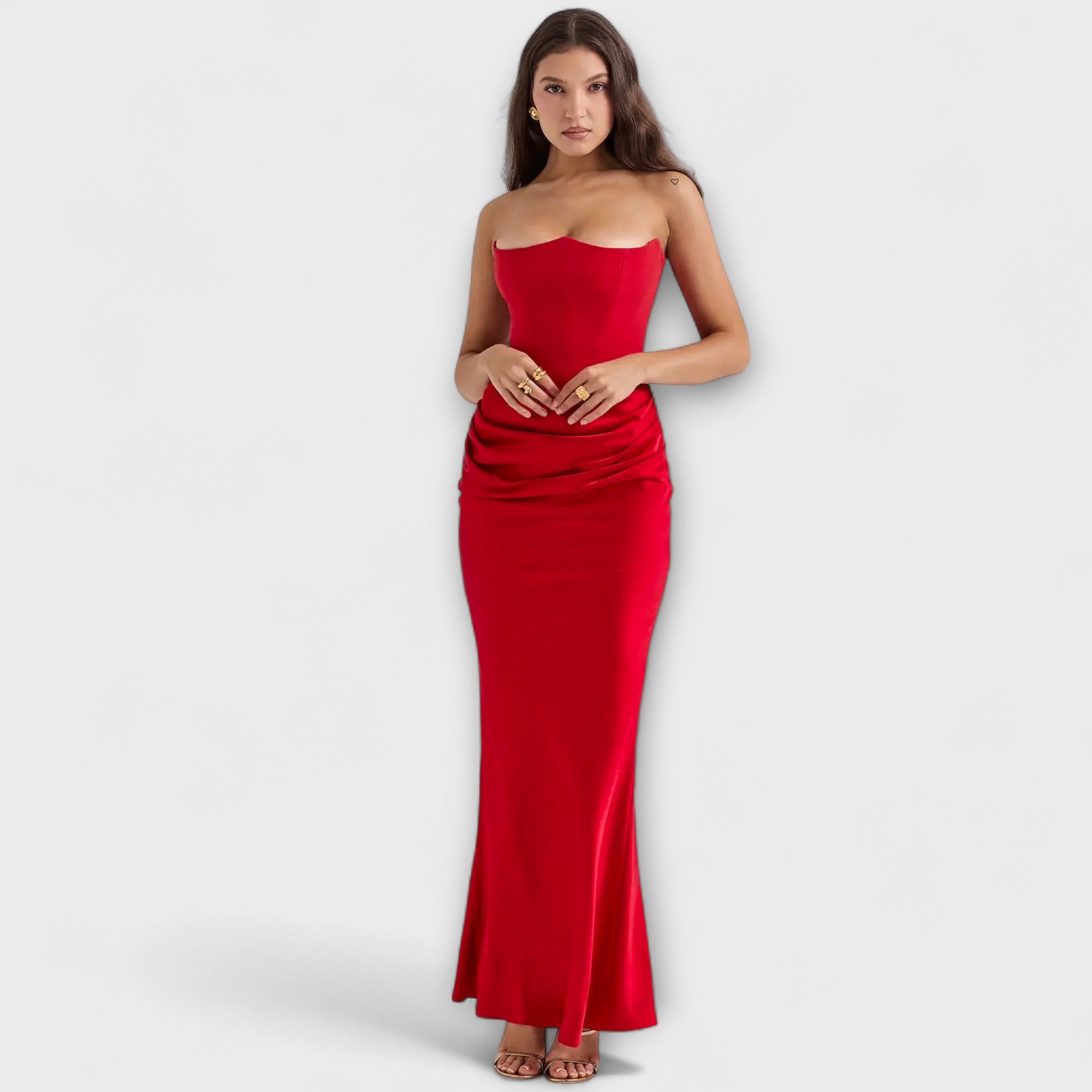 Schulterfreies Satin-Maxikleid in Rot mit Drapierung vorne, schmal zulaufend, bodenlang