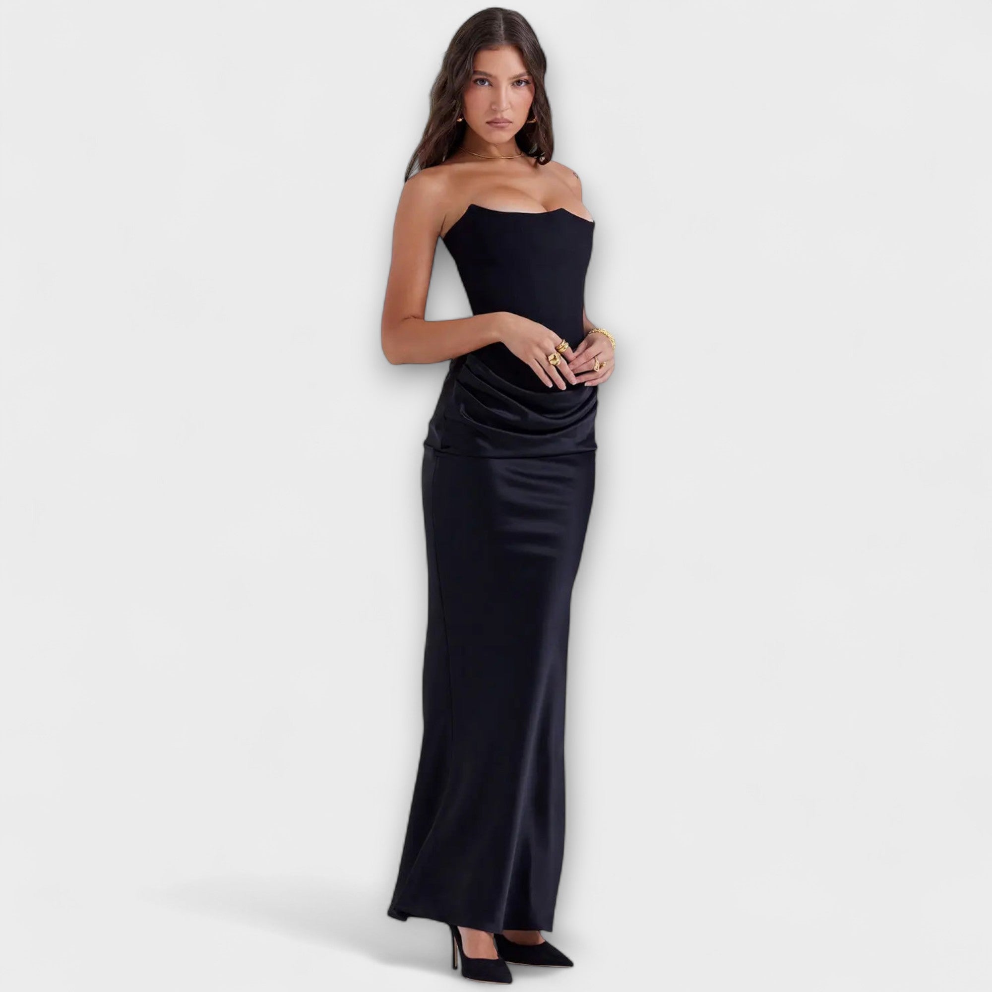 Schulterfreies Satin-Maxikleid in Dunkel mit Drapierung an der Taille, figurbetont, bodenlang