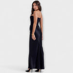 Schulterfreies Satin-Maxikleid in Dunkel, Drapierung am Oberteil, hoher Beinschlitz, bodenlang