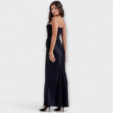 Schulterfreies Satin-Maxikleid in Dunkel, Drapierung am Oberteil, hoher Beinschlitz, bodenlang