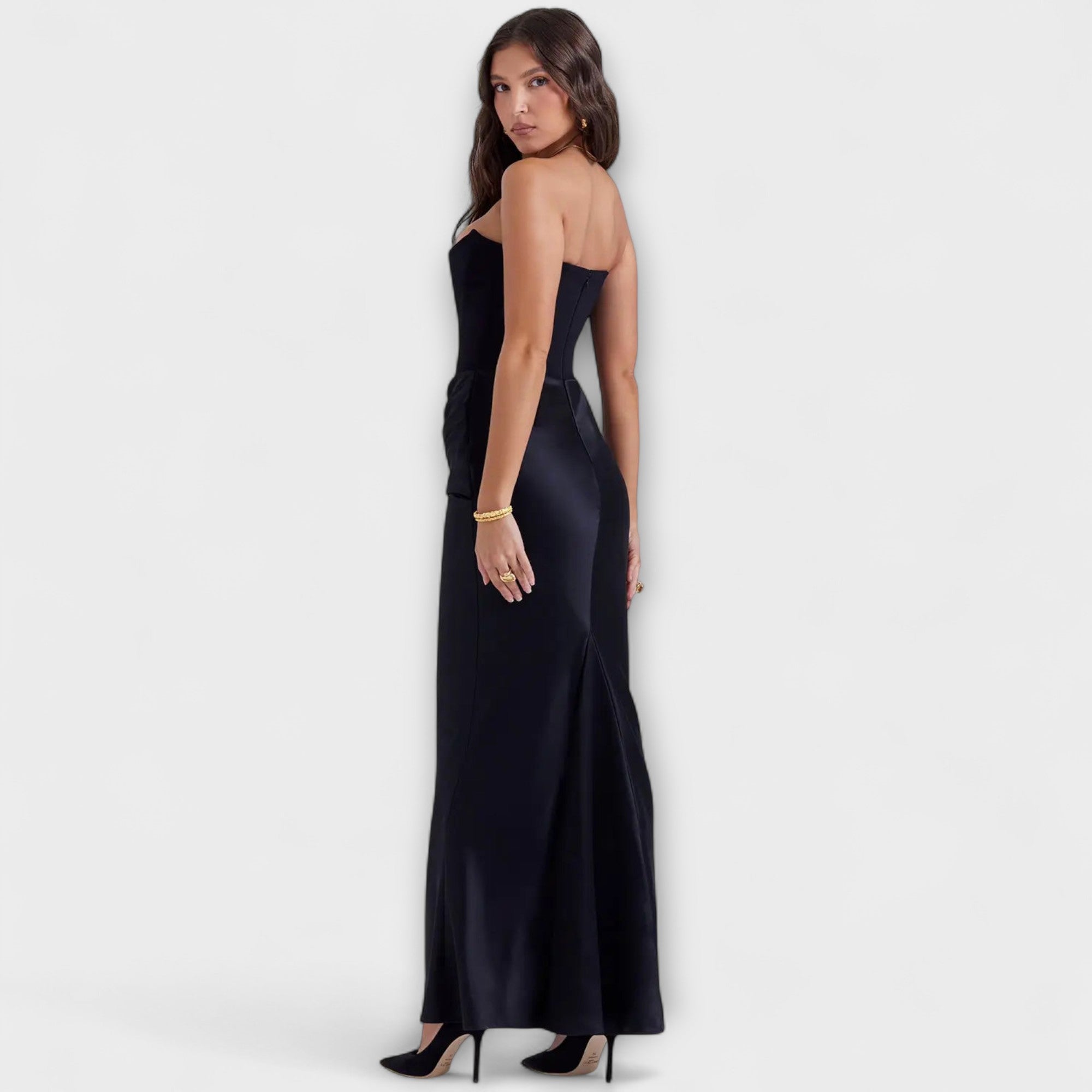 Schulterfreies Satin-Maxikleid in Dunkel, Drapierung am Oberteil, hoher Beinschlitz, bodenlang