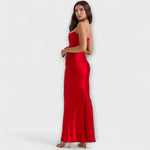 Schulterfreies Satin-Maxikleid in Rot, Seitenansicht mit Falten, schlanker Schnitt, bodenlang