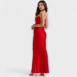 Schulterfreies Satin-Maxikleid in Rot, Seitenansicht mit Falten, schlanker Schnitt, bodenlang