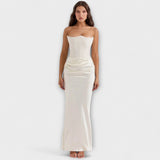 Schulterfreies Satin-Maxikleid in Weiß, schmale Passform, drapierte Taille, bodenlang