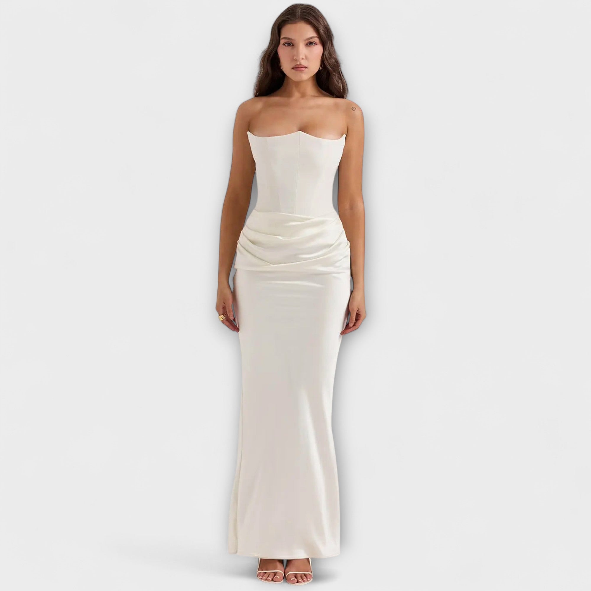 Schulterfreies Satin-Maxikleid in Weiß, schmale Passform, drapierte Taille, bodenlang