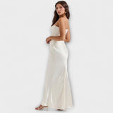 Schulterfreies Satin-Maxikleid in Weiß, drapierter Faltenwurf vorne, ausgestellter Saum, bodenlang