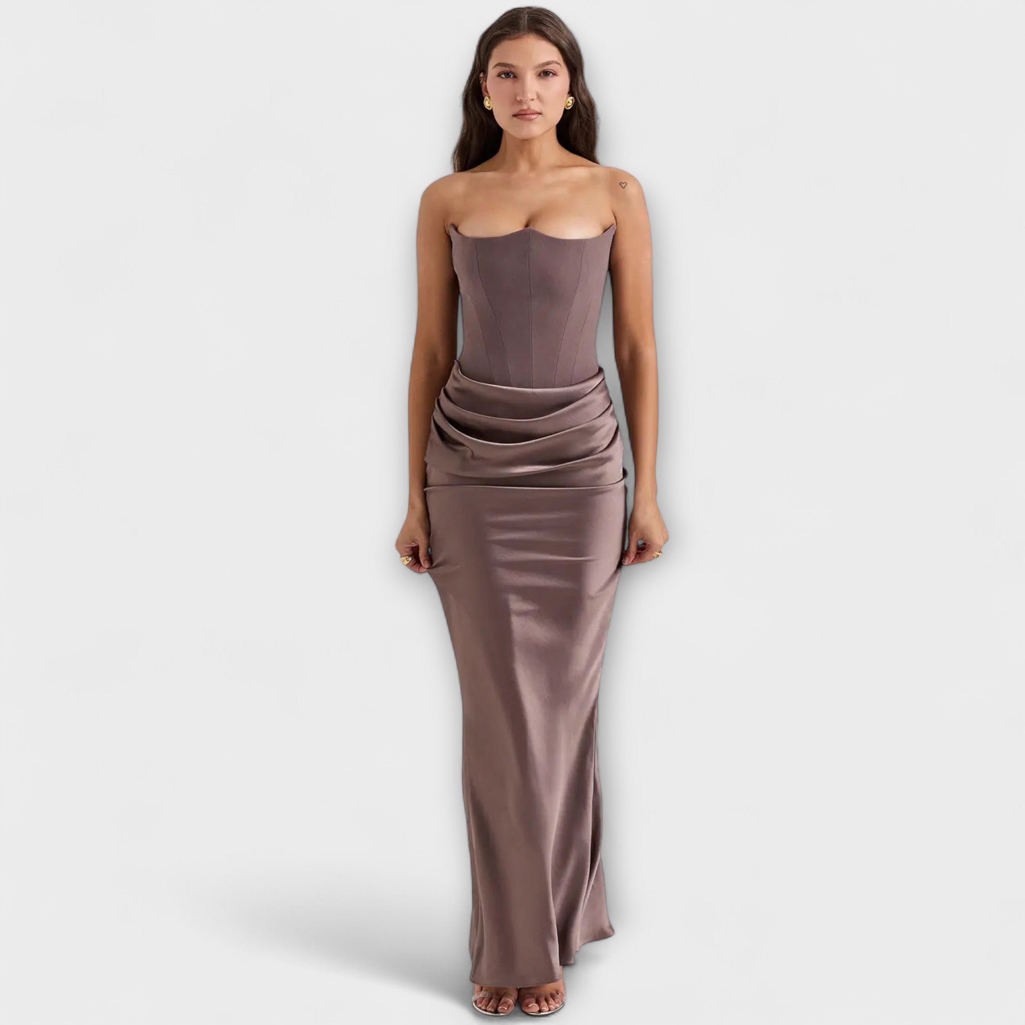 Schulterfreies Satin-Maxikleid, rauchfarben, mit Drapierung und figurbetontem Schnitt