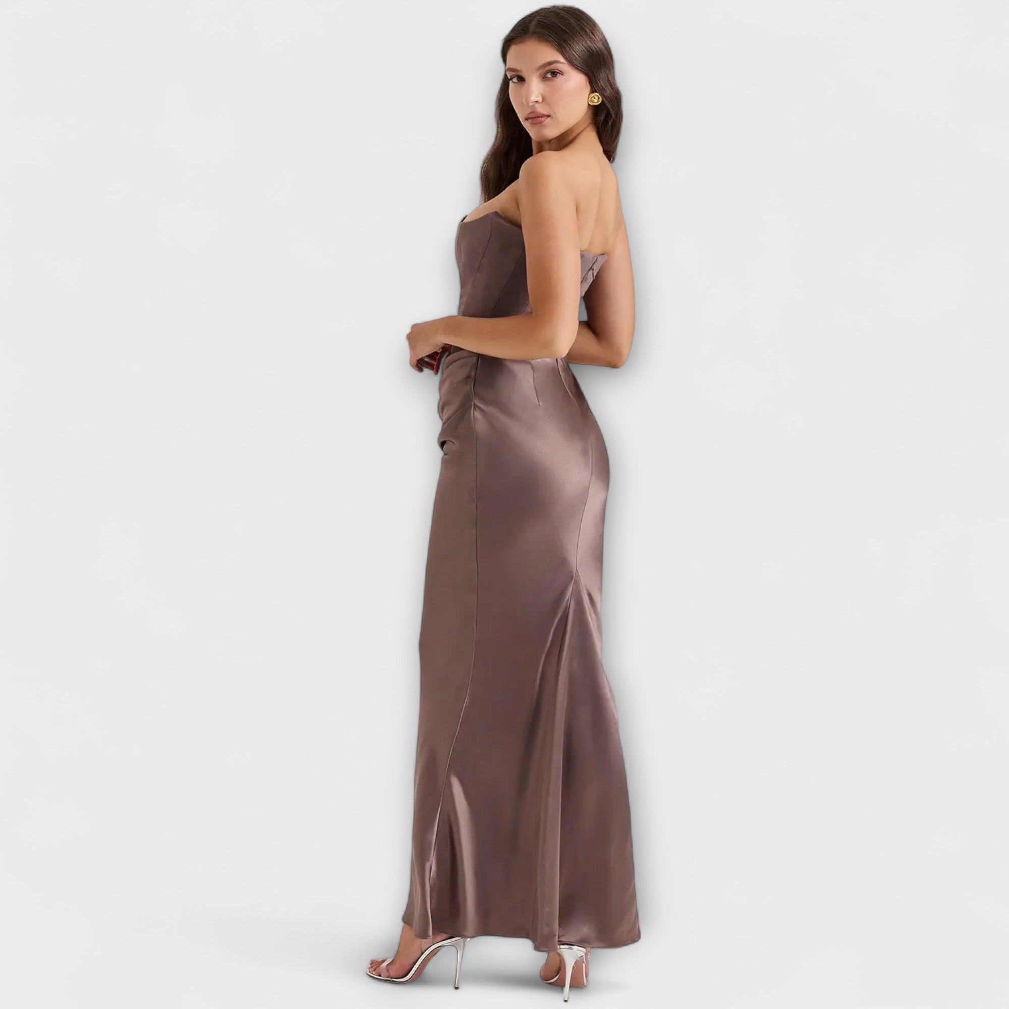 Schulterfreies Satin-Maxikleid in rauchfarben, Drapierung vorn, mit seitlichem Schlitz