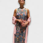 Maxikleid mit blaugrauem Animal-Print und rosafarbenem Cardigan, ärmellos
