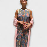 Maxikleid mit blaugrauem Animal-Print und rosafarbenem Cardigan, ärmellos