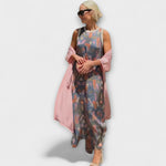 Maxikleid mit gemustertem blaugrauem Stoff und rosafarbenem Cardigan, ärmellos