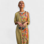 Ärmelloses Maxikleid mit beigem Blumenmuster und olivgrünem Cardigan, drapiert