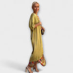 Maxikleid mit beigem Blumenmuster und olivgrünem Cardigan, seitliche Ansicht
