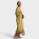Maxikleid mit beigem Blumenmuster und olivgrünem Cardigan, seitliche Ansicht