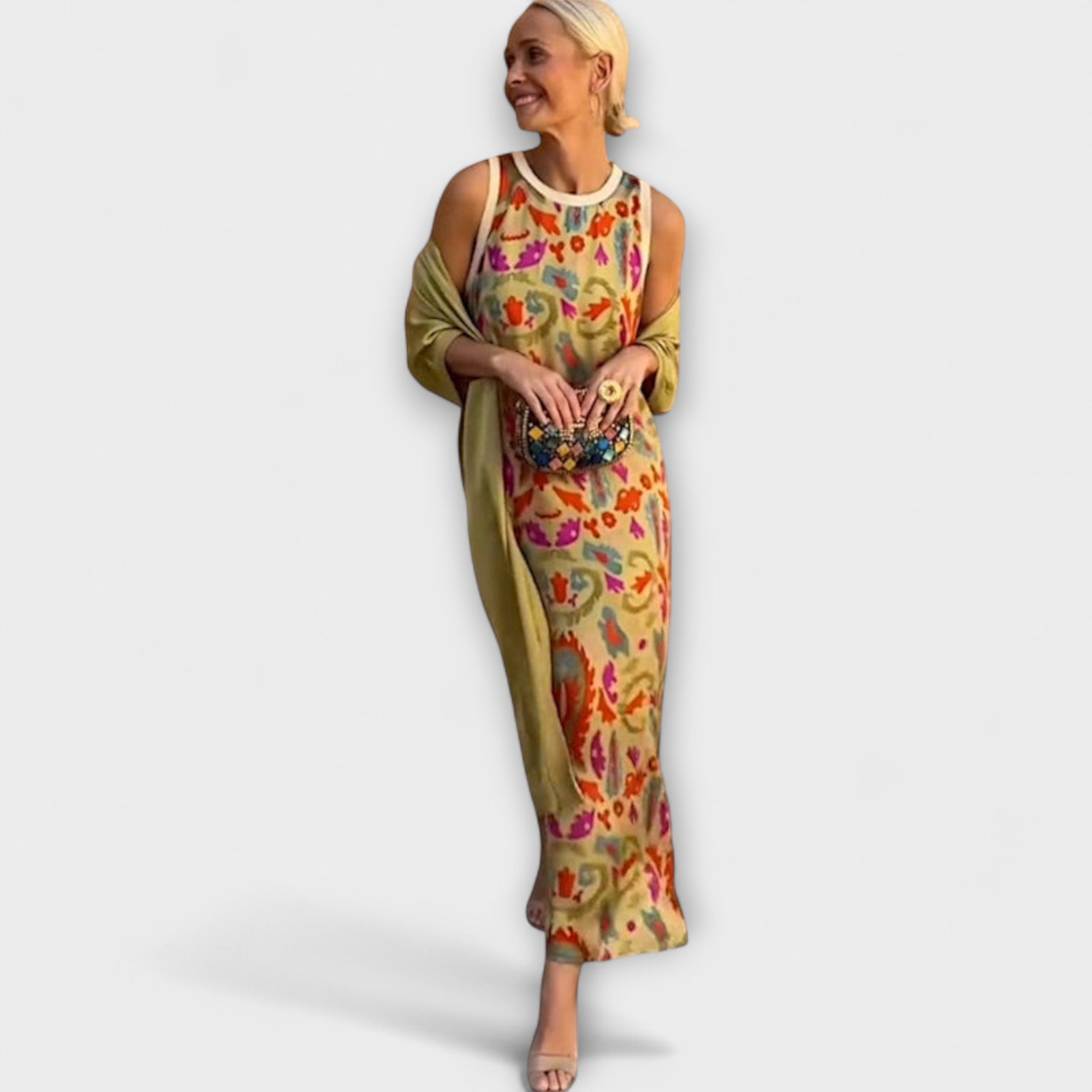 Maxikleid mit beigem buntem Blumenmuster und grünlichem Cardigan, ärmellos