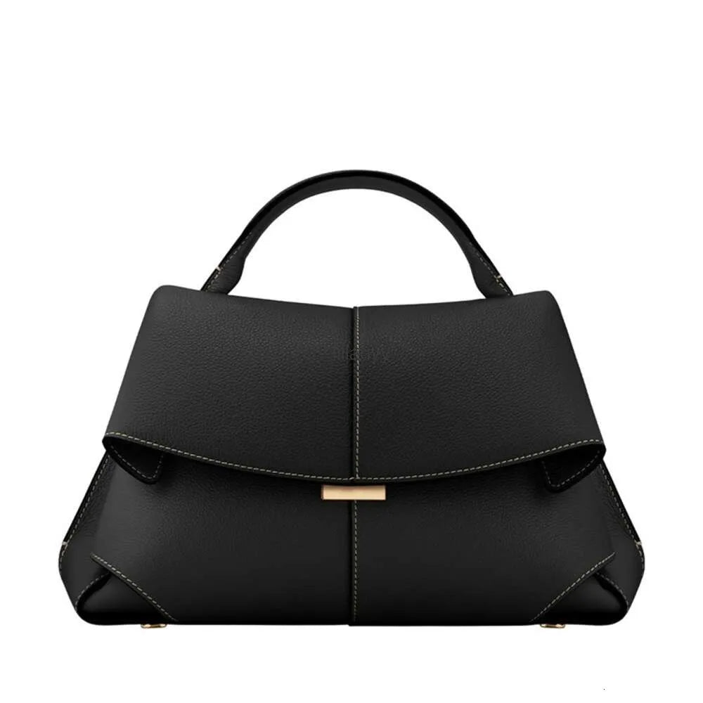 Schwarze Handtasche mit Tragegriff, Klappdeckel und goldfarbener Schnalle