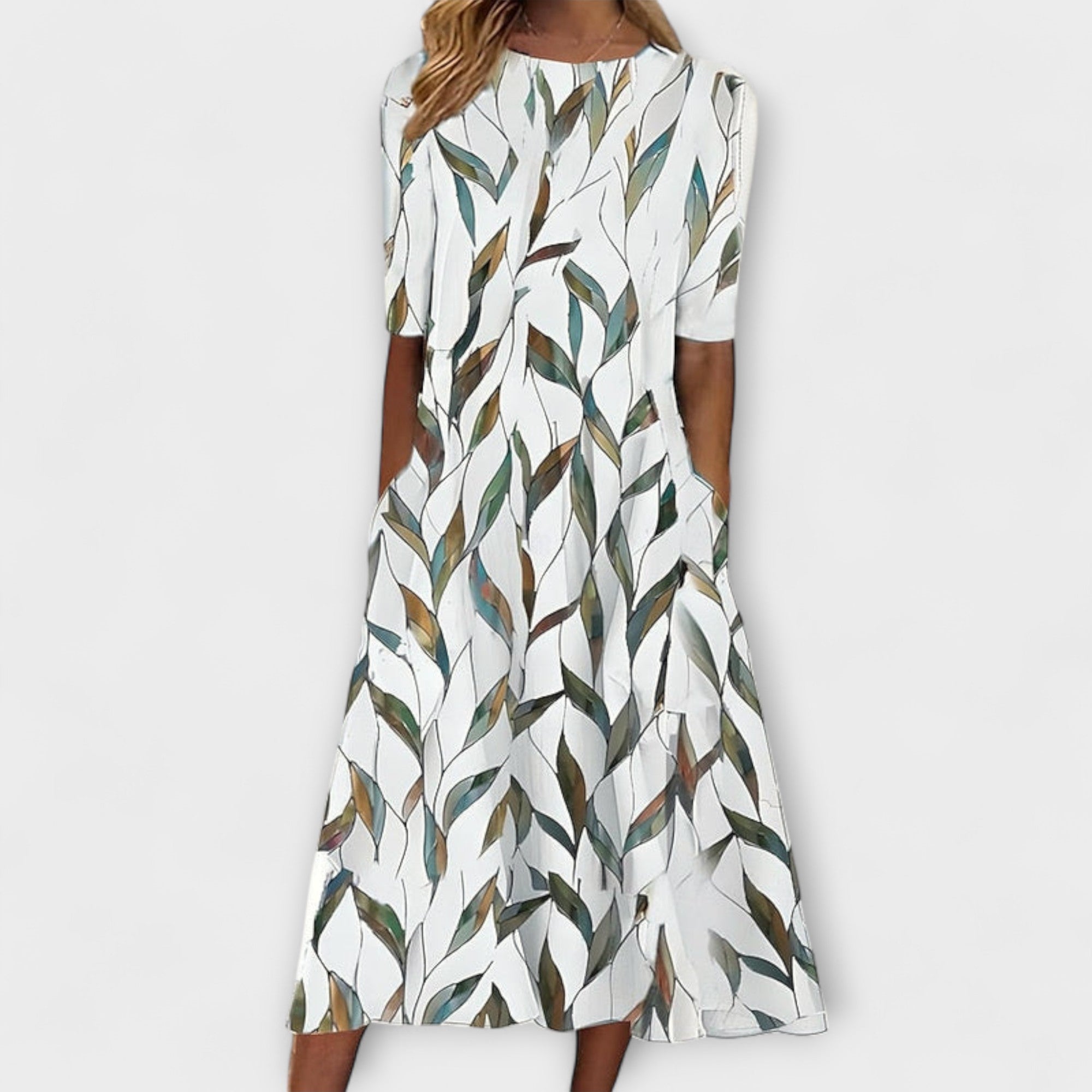 Blumenkleid mit grünem Blätter-Print auf hellem Grund, kurze Ärmel, weiter ausgestellter Schnitt