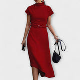 Rotes asymmetrisches Kleid mit Kurzarm, Stehkragen und Gürtel mit silberner Schnalle