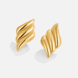 Camille – Goldene Ohrringe mit gewelltem Design.